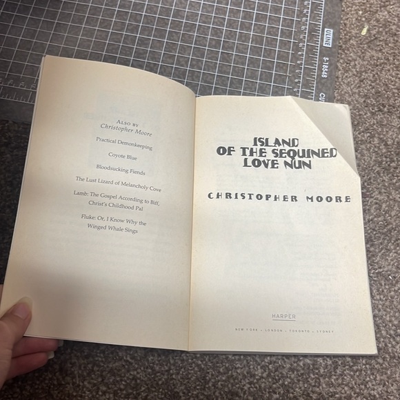 Island of the Sequined Love Nun paperback book by Christopher Moore - Picture 4 of 7